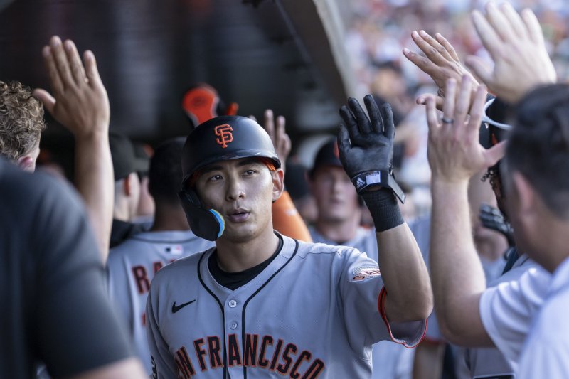 [새크라멘토=AP/뉴시스] 메이저리그(MLB) 샌프란시스코 자이언츠 이정후가 6일(한국 시간) 애슬레틱스와 2025 MLB 경기에서 3회초 득점한 뒤 동료들과 기뻐하고 있다. 2025.07.06.