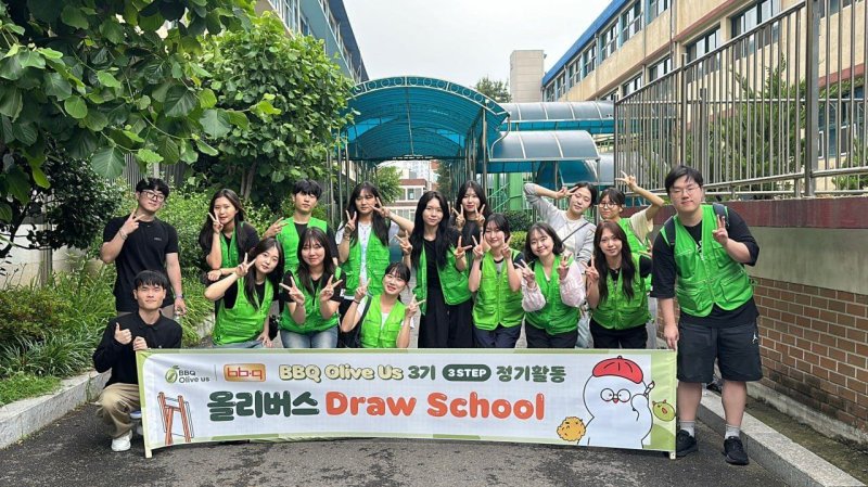 BBQ의 대학생 봉사단 올리버스(Olive us) 3기가 서울 구로구에 위치한 공립 구로초등학교를 방문해 내부 벽화 그리기 봉사활동을 진행했다. (제너시스BBQ 그룹 제공).