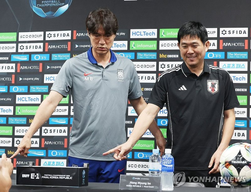 입장하는 홍명보 감독과 모리야스 감독 (출처=연합뉴스)