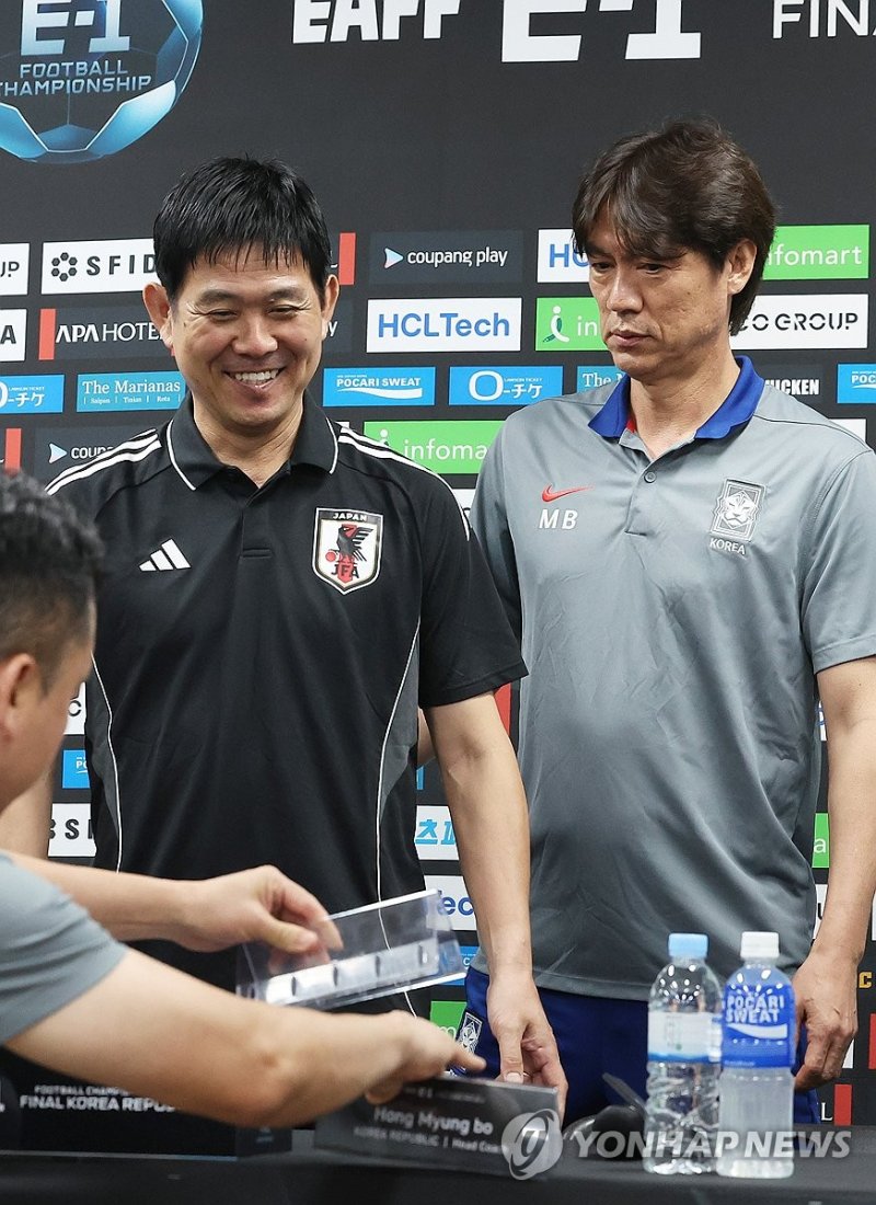 입장하는 홍명보 감독과 모리야스 감독 (출처=연합뉴스)