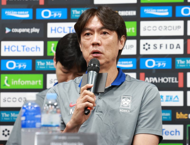 [용인=뉴시스] 이영환 기자 = 홍명보 한국 축구대표팀 감독이 6일 오후 경기 용인시 처인구 용인미르스타디움에서 열린 2025 EAFF(동아시아축구연맹) E-1 챔피언십(동아시안컵) 기자회견에 참석해 각오를 전하고 있다. 2025.07.06. 20hwan@newsis.com
