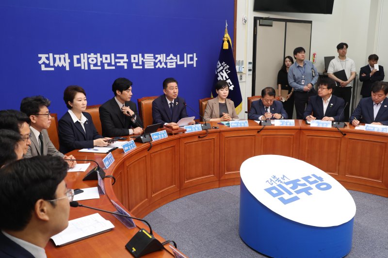 [서울=뉴시스] 조성봉 기자 = 김병기 더불어민주당 당대표 직무대행 겸 원내대표가 지난 4일 오전 서울 여의도 국회에서 열린 최고위원회의에서 발언을 하고 있다. 2025.07.04. suncho21@newsis.com