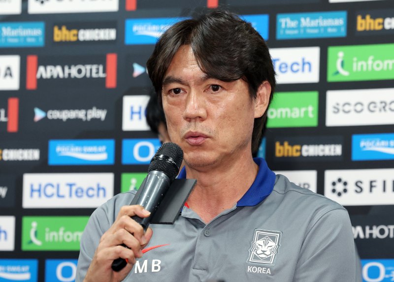대한민국 홍명보 감독이 6일 오후 경기도 용인미르스타디움에서 열린 2025 동아시아축구연맹(EAFF) E-1 챔피언십 남자부 공식 기자회견에서 기자들 질의에 답하고 있다. 2025.7.6/뉴스1 ⓒ News1 이동해 기자