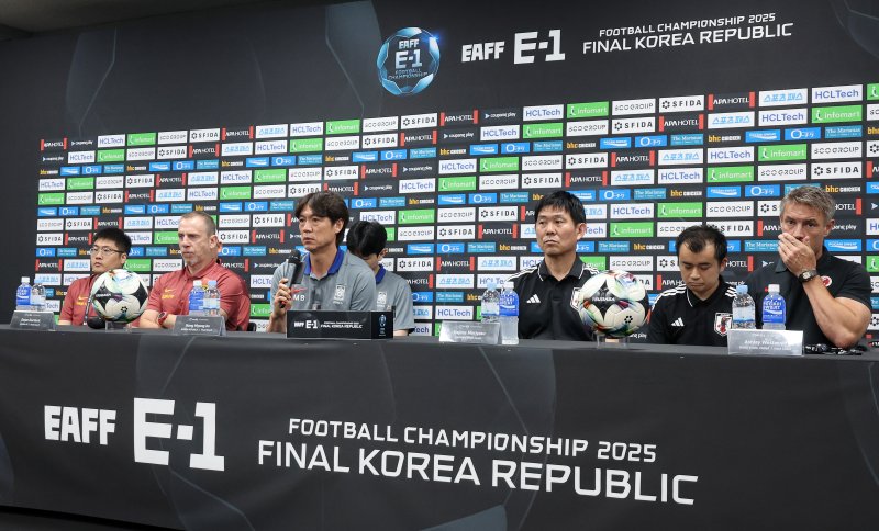 중국 데얀 주르예비치 감독(왼쪽부터)과, 대한민국 홍명보 감독, 일본 모리야스 하지메 감독, 홍콩 애슐리 웨스트우드 감독이 6일 오후 경기도 용인미르스타디움에서 열린 2025 동아시아축구연맹(EAFF) E-1 챔피언십 남자부 공식 기자회견에서 기자들 질의에 답하고 있다. 2025.7.6/뉴스1 ⓒ News1 이동해 기자