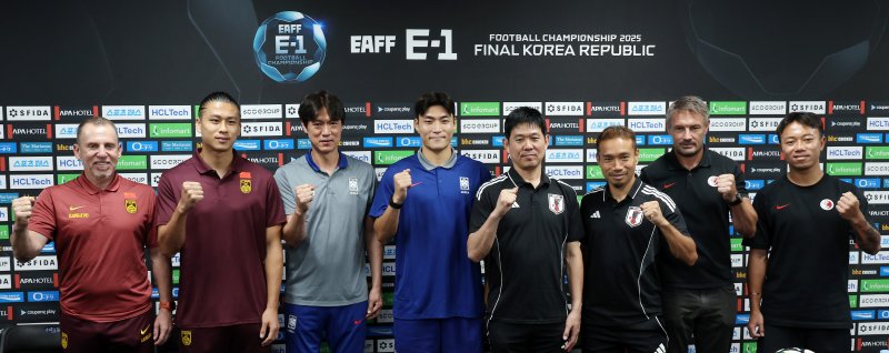 각국 감독과 선수들이 6일 오후 경기도 용인미르스타디움에서 열린 2025 동아시아축구연맹(EAFF) E-1 챔피언십 남자부 공식 기자회견에서 파이팅을 외치고 있다. 사진 왼쪽부터 중국 데얀 주르예비치 감독과 장유닝, 대한민국 홍명보 감독과 박진섭, 일본 모리야스 하지메 감독과 나가토모 유토, 홍콩 애슐리 웨스트우드 감독과 리카호. 2025.7.6/뉴스1 ⓒ News1 이동해 기자