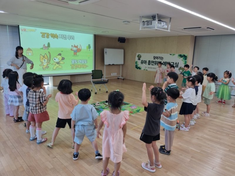 [대구=뉴시스] 대구 수성구보건소는 함장종합사회복지관에서 유아 279명을 대상으로 '찾아가는 흡연위해 예방교실'을 운영했다. (사진=대구 수성구 제공) 2025.07.06. photo@newsis.com *재판매 및 DB 금지