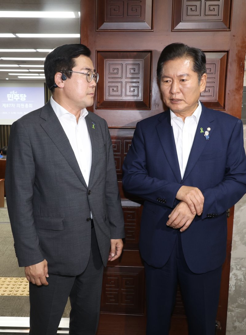 [서울=뉴시스] 조성봉 기자 = 더불어민주당 당대표 출마를 선언한 정청래, 박찬대(왼쪽) 의원이 3일 오후 서울 여의도 국회에서 열린 비공개 의원총회에서 대화를 하고 있다.2025.07.03. suncho21@newsis.com