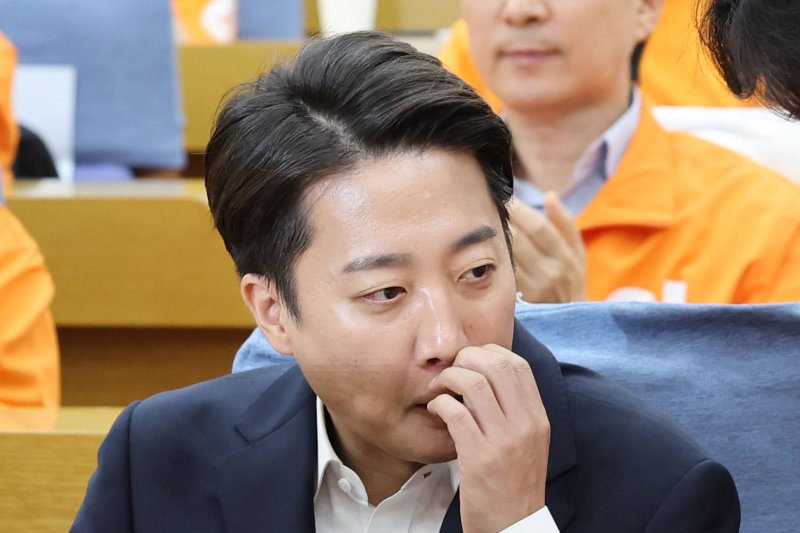 [서울=뉴시스] 권창회 기자 = 이준석 개혁신당 대선후보가 3일 서울 여의도 국회 의원회관에 마련된 제21대 대통령선거 개표상황실을 방문해 입장을 밝힌 뒤 얼굴을 긁적이고 있다. 2025.06.03. kch0523@newsis.com