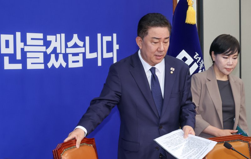 김병기 더불어민주당 대표 직무대행 겸 원내대표(왼쪽)와 전현희 최고위원이 4일 오전 서울 여의도 국회에서 열린 최고위원회의에 입장하고 있다. 2025.7.4/뉴스1 ⓒ News1 안은나 기자