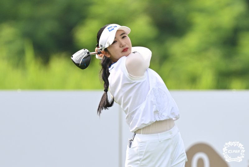 [서울=뉴시스] 6일 인천 서구 베어즈베스트청라CC에서 열린 '제15회 롯데오픈' 최종 4라운드, 박혜준이 1번홀에서 티샷하고 있다. (사진=KLPGA 제공) 2025.07.06. *재판매 및 DB 금지