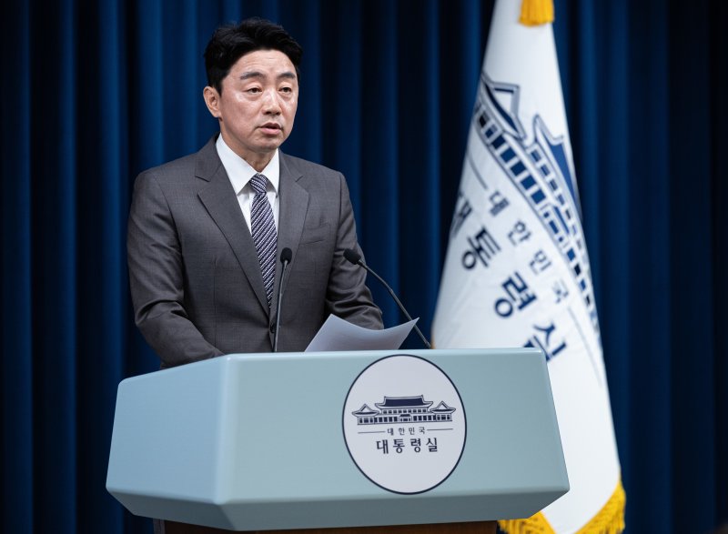 강훈식 대통령 비서실장이 29일 서울 용산구 대통령실 청사에서 기획재정부·교육부·산업통상자원부·법무부·행정안전부·보건복지부 등 6개 부처 장관 인사 관련 브리핑을 하고 있다. 초대 경제부총리 겸 기획재정부 장관 후보자로는 구윤철 전 국무조정실장이 임명됐다. 사회부총리 겸 교육부 장관에는 이진숙 전 충남대 총장이 발탁됐다. 초대 법무부 장관 후보자로는 5선의 정성호 더불어민주당 의원을 지명했다. 검찰 수사권 조정 과정에서 사법개혁을 뒷받침할 행안부 장관직에는 윤호중 민주당 의원이 발탁됐다. 산업통상자원부 장관 후보자에는 기재부 출신의