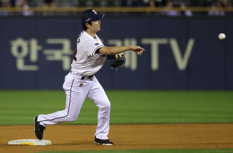 [서울=뉴시스] 정병혁 기자 = 2일 서울 송파구 잠실야구장에서 열린 2024 KBO 포스트시즌 와일드카드 결정 1차전 kt 위즈와 두산 베어스의 경기, 3회초 1사 1루 상황 kt 오재일 병살타 때 타구를 잡은 두산 유격수 김재호가 1루로 송구하고 있다. 2024.10.02. jhope@newsis.com