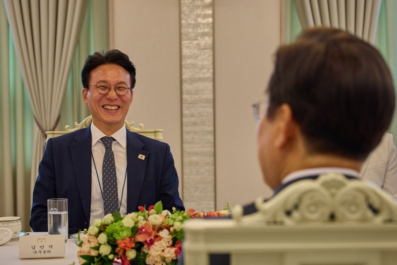 [서울=뉴시스] 대통령실은 이재명 대통령이 4일 서울 용산 대통령실 청사에서 김민석 국무총리와 환담하는 모습을 5일 SNS에 공개했다. (사진=이재명 대통령 SNS) 2025.07.05. photo@newsis.com *재판매 및 DB 금지