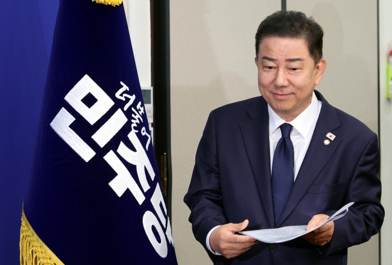 [서울=뉴시스] 조성봉 기자 = 김병기 더불어민주당 당대표 직무대행 겸 원내대표가 4일 오전 서울 여의도 국회에서 열린 최고위원회의에 참석하고 있다. 2025.07.04. suncho21@newsis.com