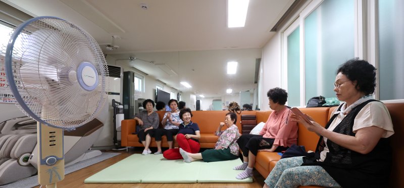[서울=뉴시스] 김선웅 기자 = 서울 시내의 한 무더위쉼터에서 어르신들이 더위를 피하고 있다. 2025.06.30. mangusta@newsis.com