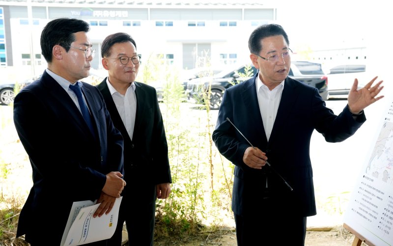 김영록 전라남도지사가 6일 나주 에너지국가산단 조성 현장을 방문한 박찬대 더불어민주당 당대표 후보에게 전남도 현안 해결을 위한 건의 및 협조를 요청하고 있다.(전남도 제공. 재판매 및 DB금지)2025.7.6/뉴스1