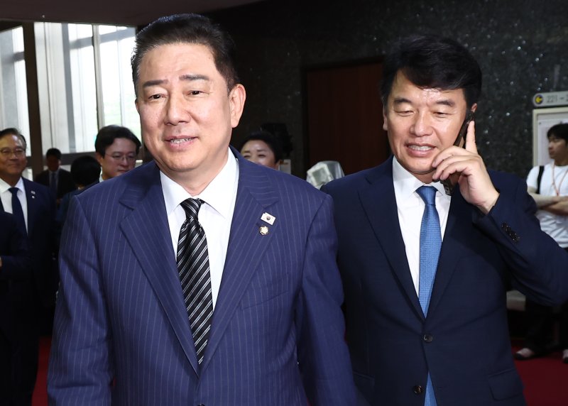 더불어민주당 김병기 대표 직무대행 겸 원내대표와 문진석 원내수석부대표가 3일 서울 여의도 국회에서 열린 비공개 의원총회에 참석하고 있다. 2025.7.3/뉴스1 ⓒ News1 김민지 기자