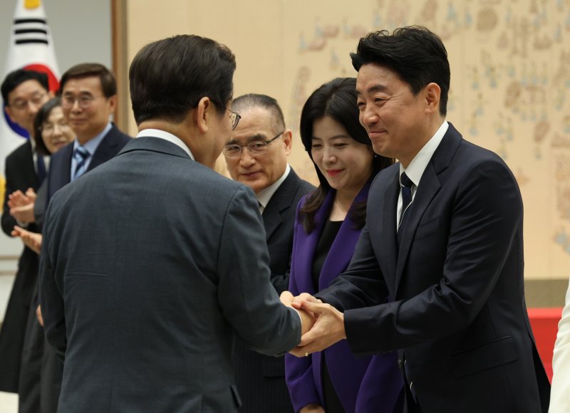 [서울=뉴시스] 고범준 기자 = 이재명 대통령이 4일 서울 용산 대통령실 청사에서 열린 임명장 및 위촉장 수여식에서 강훈식 비서실장과 악수하고 있다. 2025.07.04. bjko@newsis.com