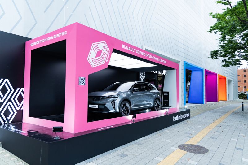 르노 성수에 전시된 세닉 E-Tech 100% 일렉트릭. 사진=르노코리아 제공