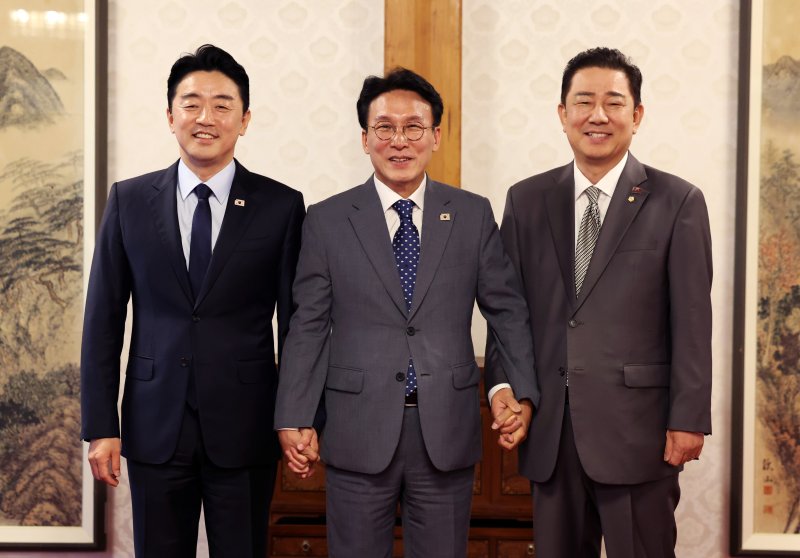 김민석 국무총리(가운데)와 김병기 더불어민주당 당대표 직무대행 겸 원내대표(오른쪽), 강훈식 대통령 비서실장(왼쪽)이 6일 오후 서울 종로구 삼청동 국무총리 공관에서 열린 이재명 정부 첫 고위당정협의회에서 기념촬영을 하고 있다. (공동취재) 2025.7.6/뉴스1 ⓒ News1 김성진 기자