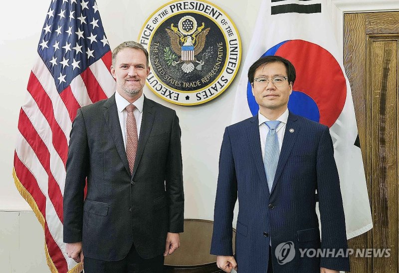 기념 촬영하는 여한구 통상교섭본부장과 미국 무역대표부 대표 (출처=연합뉴스)