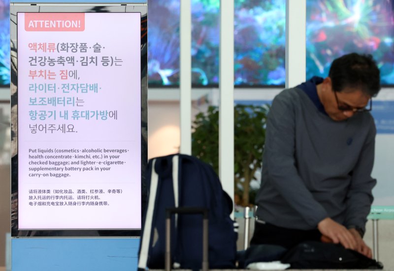 [인천공항=뉴시스] 이영환 기자 = 14일 오후 인천국제공항 제2여객터미널에 라이터, 배터리 기내 반입 유의사항 안내가 게시되어 있다.국토교통부는 지난달 28일 발생한 에어부산 화재사고를 계기로 리튬이온 보조배터리(보조배터리)와 전자담배의 기내 안전관리 체계를 강화하는 표준안을 마련해 내달 1일부터 시행한다. 보조배터리 기내 반입 기준은 100Wh 이하 최대 5개까지 가능하고, 100Wh초과 ~160Wh이하는 항공사 승인하에 2개까지만 허용한다. 다만 160Wh를 초과하는 경우 기내 반입이 금지된다. 또한 보조배터리 등 기내 반입시