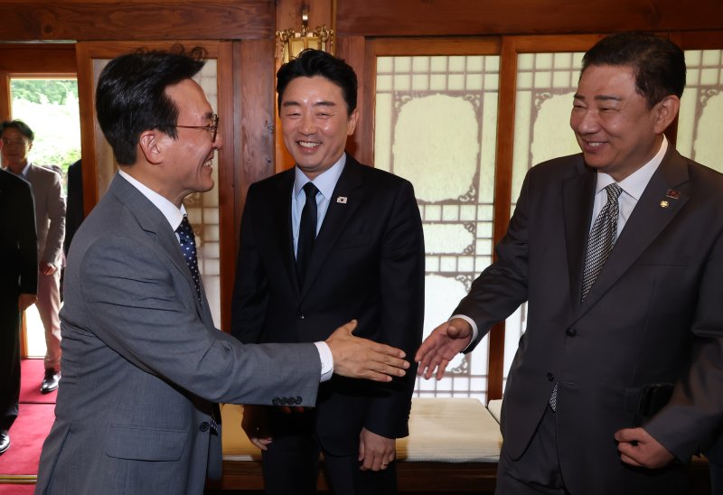 김민석 국무총리(왼쪽)가 6일 서울 종로구 삼청동 총리공관에서 열린 이재명 정부 첫 고위당정협의회에서 김병기 더불어민주당 당대표 직무대행 겸 원내대표와 악수하고 있다. (공동취재) 2025.7.6/뉴스1 ⓒ News1 김성진 기자