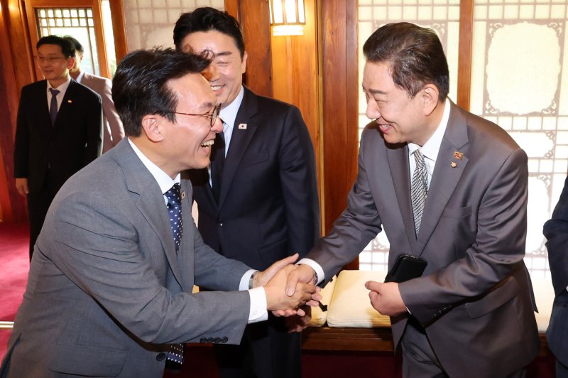 김민석 국무총리(왼쪽)와 김병기 더불어민주당 당대표 직무대행 겸 원내대표가 6일 오후 서울 종로구 삼청동 국무총리 공관에서 열린 이재명 정부 첫 고위당정협의회에서 인사를 나누고 있다. (공동취재) 2025.7.6/뉴스1 ⓒ News1 김성진 기자