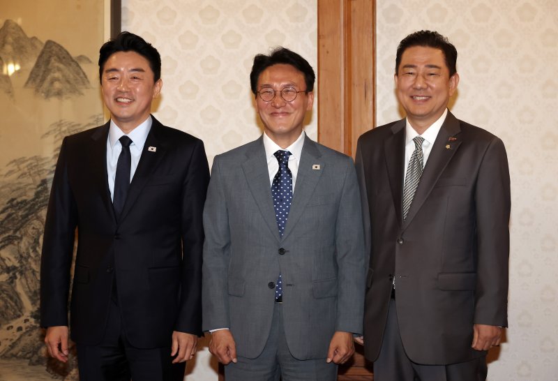 김민석 국무총리(가운데)와 김병기 더불어민주당 당대표 직무대행 겸 원내대표(오른쪽), 강훈식 대통령 비서실장(왼쪽)이 6일 오후 서울 종로구 삼청동 국무총리 공관에서 열린 이재명 정부 첫 고위당정협의회에서 기념촬영을 하고 있다. (공동취재) 2025.7.6/뉴스1 ⓒ News1 김성진 기자