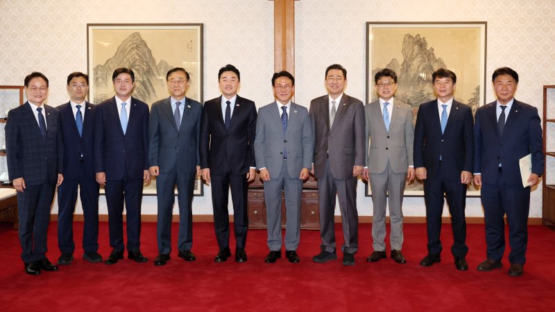 김민석 국무총리(가운데)와 김병기 더불어민주당 당대표 직무대행 겸 원내대표, 강훈식 대통령 비서실장 등 참석자들이 6일 오후 서울 종로구 삼청동 국무총리 공관에서 열린 이재명 정부 첫 고위당정협의회에서 기념촬영을 하고 있다. (공동취재) 2025.7.6/뉴스1 ⓒ News1 김성진 기자