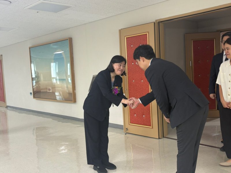 [서울=뉴시스]최은수 기자=임은정 신임 서울동부지검장이 4일 오전 서울 송파구 문정동 동부지검 청사에서 취임식을 마친 뒤 검사들과 인사를 나누고 있다. 2025.07.04