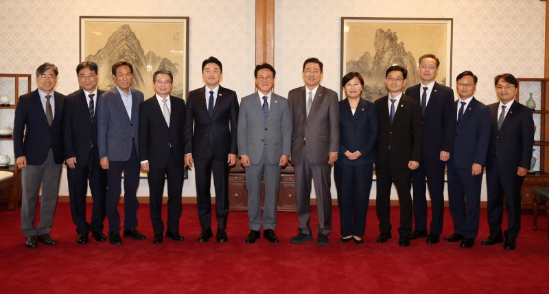 김민석 국무총리와 김병기 더불어민주당 당대표 직무대행 겸 원내대표, 강훈식 대통령 비서실장 등 참석자들이 6일 오후 서울 종로구 삼청동 국무총리 공관에서 열린 이재명 정부 첫 고위당정협의회에서 기념촬영을 하고 있다. (공동취재) 2025.7.6/뉴스1 ⓒ News1 김성진 기자