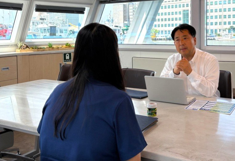 [포항=뉴시스] 포항시는 지난 3~4일 다목적 행정선인 '연오세오호' 회의실에서 대민 업무 중심 부서 소속 직원 30여명과 '소통과 경청으로 시작되는 청렴 포항, 직원 심층 면담'을 실시했다. 포항시 다목적 행정선 '연오세오호' 회의실에서 직원과 심층 면담을 하는 모습. (사진=포항시 제공) 2025.07.06. photo@newsis.com