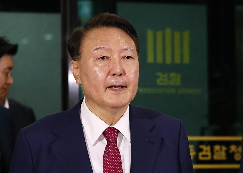 윤석열 전 대통령이 5일 오후 서초구 서울고등검찰청에서 내란특검 2차 대면조사를 받은 뒤 청사를 나서고 있다. 2025.7.6/뉴스1 ⓒ News1 구윤성 기자