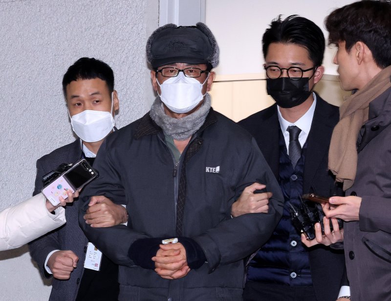 12·3 비상계엄 사태를 사전에 모의한 혐의를 받는 노상원 전 정보사령관이 지난해 12월 24일 서울 은평구 서부경찰서에서 검찰로 송치되고 있다. ⓒ News1 박지혜 기자