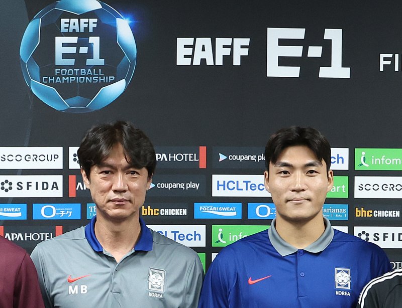 [용인=뉴시스] 이영환 기자 = 6일 오후 경기 용인시 처인구 용인미르스타디움에서 열린 2025 EAFF(동아시아축구연맹) E-1 챔피언십(동아시안컵) 기자회견에 참석한 홍명보 한국 남자 축구 대표팀 감독과 '부주장' 박진섭이 기념촬영을 하고 있다. 2025.07.06. 20hwan@newsis.com