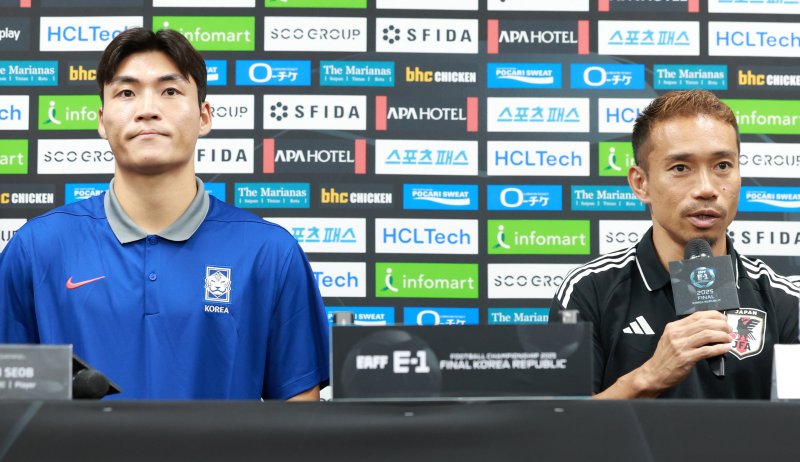 [용인=뉴시스] 이영환 기자 = 일본 축구대표팀 나가모토 유토가 6일 오후 경기 용인시 처인구 용인미르스타디움에서 열린 2025 EAFF(동아시아축구연맹) E-1 챔피언십(동아시안컵) 기자회견에 참석해 취재진의 질문에 답하고 있다. 왼쪽은 한국 축구대표팀 박진섭. 2025.07.06. 20hwan@newsis.com