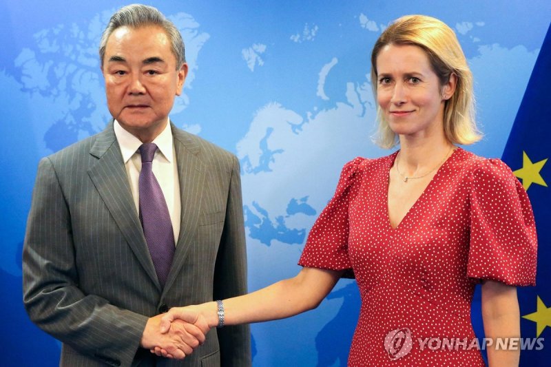 왕이 중국 외교부장(왼쪽)과 카야 칼라스 EU 외교대표 (출처=연합뉴스)