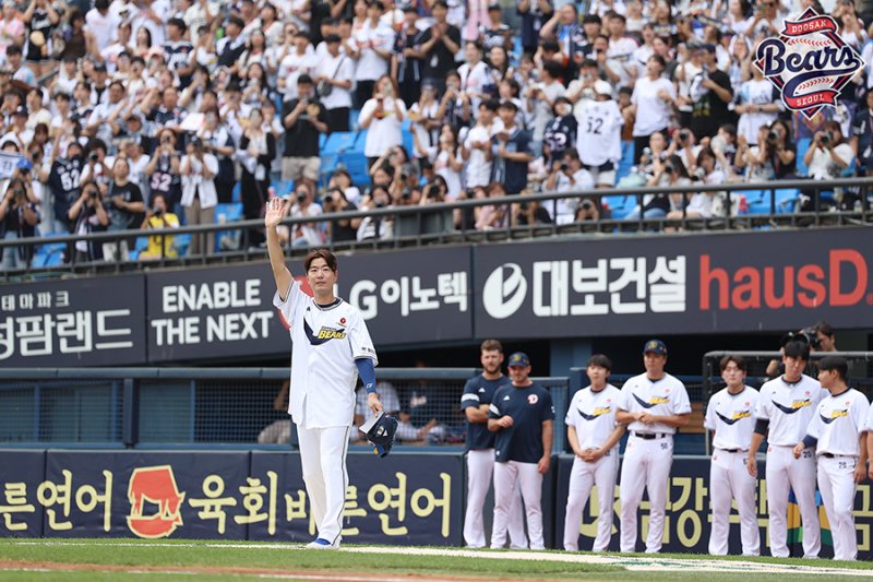 6일 잠실구장에서 열린 KT 위즈와의 경기에서 1회초 교체된 후 팬들을 향해 인사하는 김재호. 2025.07.06. (사진=두산 제공) *재판매 및 DB 금지