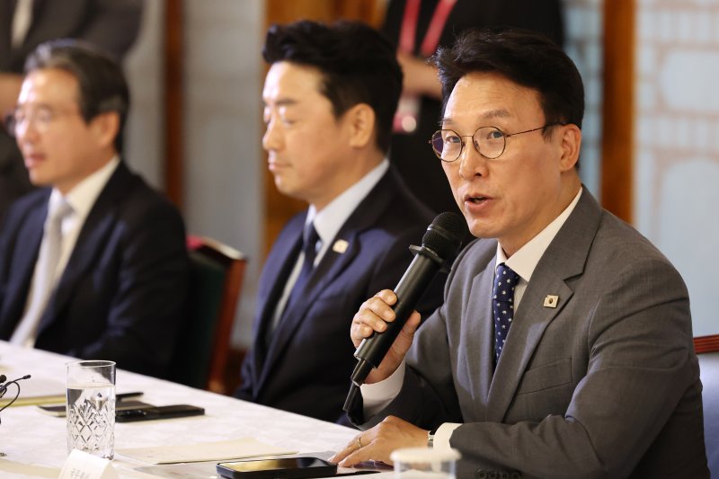 [서울=뉴시스] 조성우 기자 = 김민석 국무총리가 6일 오후 서울 종로구 삼청동 국무총리 공관에서 열린 이재명 정부 첫 고위당정협의회에서 발언하고 있다. 2025.07.06. xconfind@newsis.com