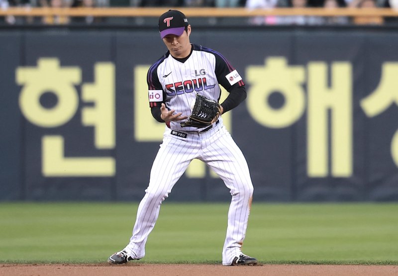 [서울=뉴시스] 정병혁 기자 =5월2일 서울 송파구 잠실야구장에서 열린 2025 KBO리그 SSG 랜더스와 LG 트윈스의 경기, 1회초 1사 주자없는 상황 SSG 김성현 안타 때 LG 유격수 오지환이 공을 놓치고 있다. 2025.05.02. jhope@newsis.com