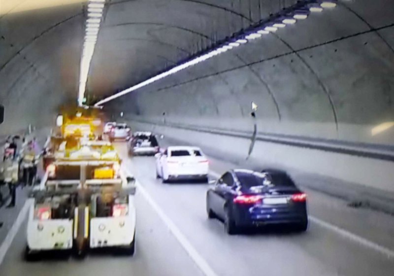 원주 지정3터널 차량 7대 연쇄 추돌 CCTV 모습 (출처=연합뉴스)