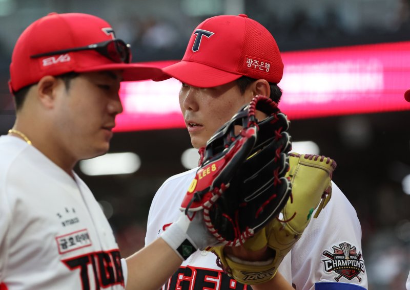 광주기아챔피언스필드에서 열린 프로야구 롯데 자이언츠와 KIA 타이거즈의 경기. KIA 성영탁이 4회초 투구를 마치고 더그아웃 앞에서 야수를 맞이하고 있다.연합뉴스