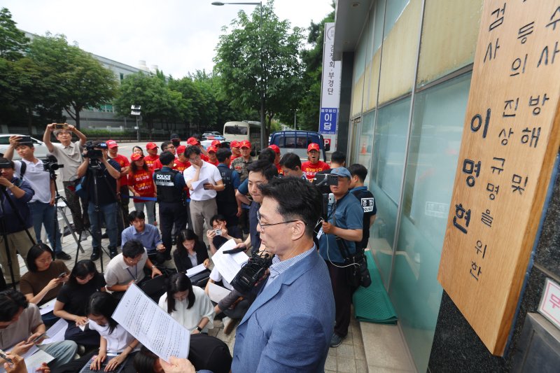 [서울=뉴시스] 권창회 기자 = 임성근 전 해병대 1사단장이 2일 서울 서초구 서초동에 마련된 이명현 순직해병 특검 사무실에 출석하며 입장표명을 하고 있다. (공동취재) 2025.07.02. photo@newsis.com