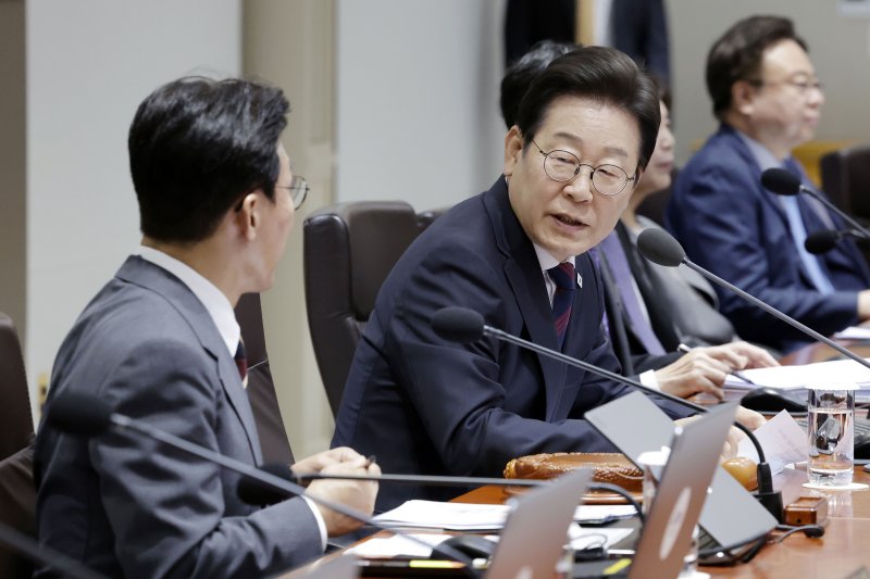 [서울=뉴시스] 최동준 기자 = 이재명 대통령이 5일 서울 용산 대통령실 청사에서 열린 국무회의에서 김민석 국무총리 환영 발언을 하고 있다. 2025.07.05. photocdj@newsis.com