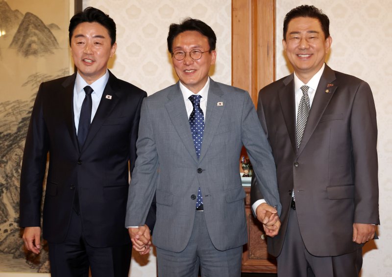 [서울=뉴시스] 조성우 기자 = 김민석 국무총리와 김병기 더불어민주당 대표 직무대행 겸 원내대표, 강훈식 대통령 비서실장이 6일 오후 서울 종로구 삼청동 국무총리 공관에서 열린 이재명 정부 첫 고위당정협의회에서 기념촬영을 하고 있다. (공동취재) 2025.07.06. photo@newsis.com