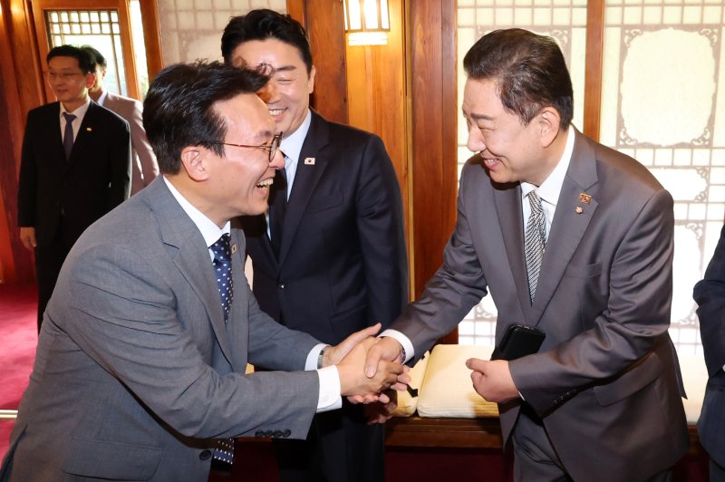 [서울=뉴시스] 조성우 기자 = 김민석 국무총리와 김병기 더불어민주당 대표 직무대행 겸 원내대표가 6일 오후 서울 종로구 삼청동 국무총리 공관에서 열린 이재명 정부 첫 고위당정협의회에서 인사를 나누고 있다. 2025.07.06. xconfind@newsis.com