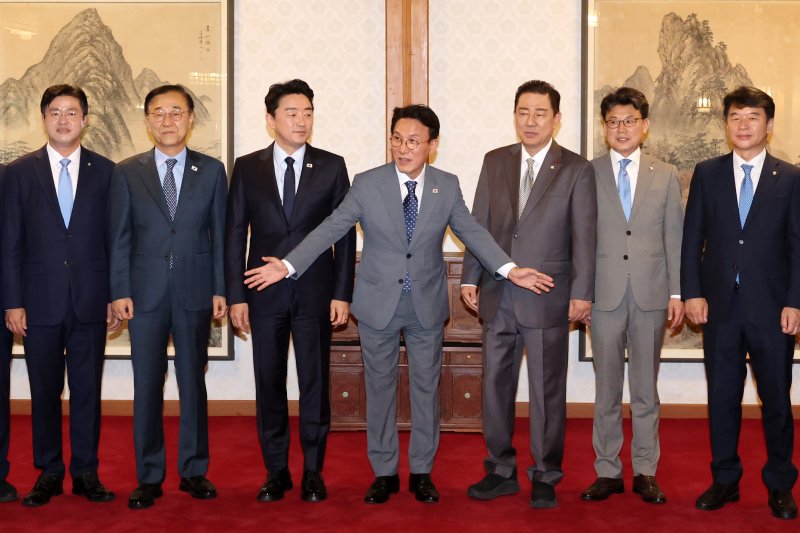 [서울=뉴시스] 조성우 기자 = 김민석 국무총리와 김병기 더불어민주당 대표 직무대행 겸 원내대표, 강훈식 대통령 비서실장 등이 6일 오후 서울 종로구 삼청동 국무총리 공관에서 열린 이재명 정부 첫 고위당정협의회에서 기념촬영을 하고 있다. 2025.07.06. xconfind@newsis.com