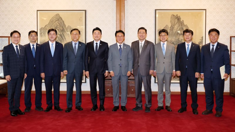 [서울=뉴시스] 조성우 기자 = 김민석 국무총리와 김병기 더불어민주당 대표 직무대행 겸 원내대표, 강훈식 대통령 비서실장 등이 6일 오후 서울 종로구 삼청동 국무총리 공관에서 열린 이재명 정부 첫 고위당정협의회에서 기념촬영을 하고 있다. 2025.07.06. xconfind@newsis.com