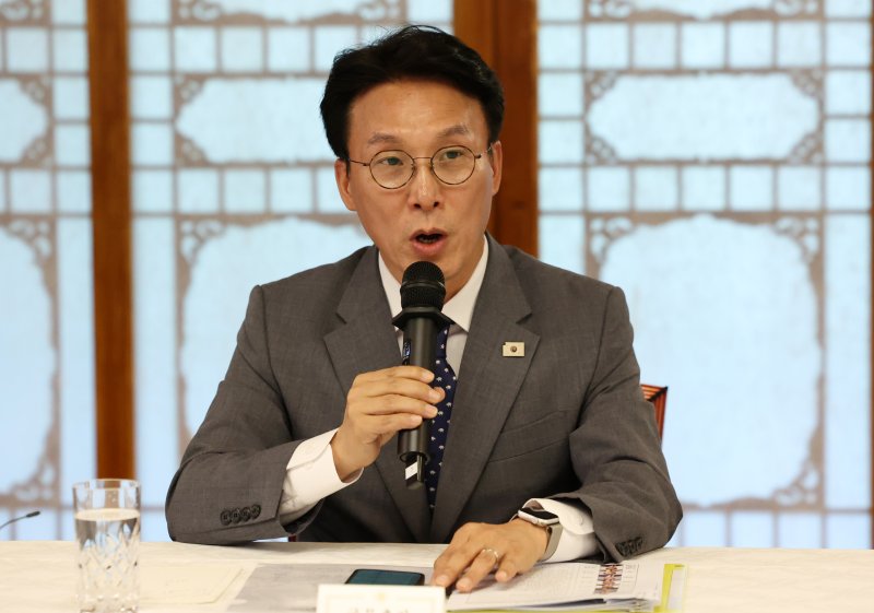 [서울=뉴시스] 조성우 기자 = 김민석 국무총리가 6일 오후 서울 종로구 삼청동 국무총리 공관에서 열린 이재명 정부 첫 고위당정협의회에서 발언하고 있다. 2025.07.06. xconfind@newsis.com